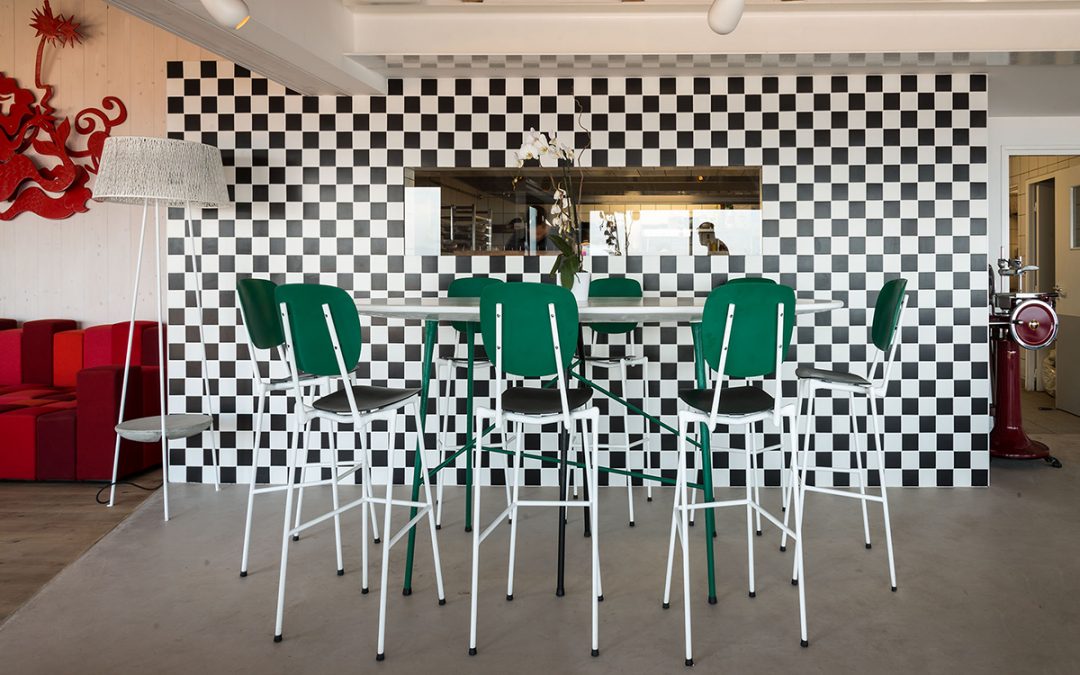 Arapode, ensemble table+ chaises, restaurant à Hyères.