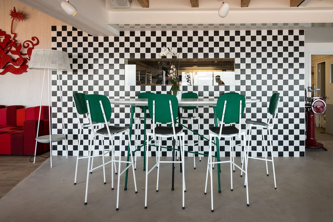 Arapode, ensemble table+ chaises, restaurant à Hyères.